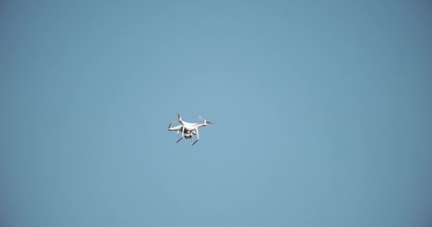 Vista desde la parte inferior del moderno quadcopter volando en el cielo — Vídeo de stock