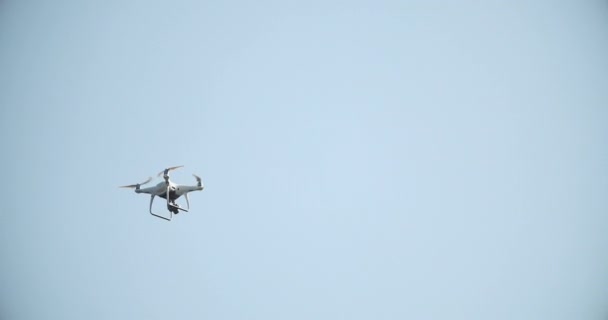 Vista desde la parte inferior del moderno quadcopter volando en el cielo — Vídeo de stock