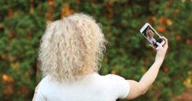 Oldukça kendini onun kamera çekimi fotoğraf gülümseyen.