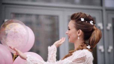 Pembe hava balonları ile saç çiçekleri ile Muhteşem genç kız.