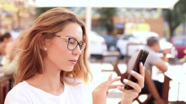 Gözlük güzel genç kız açık kafede net sörf.