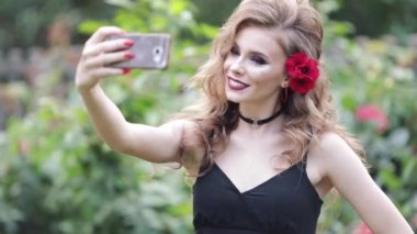 Bahçede şehvetli elbise yapma selfie saç modeli ile muhteşem Kafkas kız.
