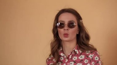 Casual Look dans ve dönüm yuvarlak Pretty Lady.