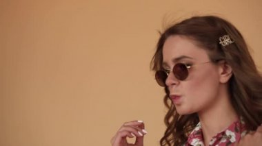 Casual Look dans ve dönüm yuvarlak Pretty Lady.