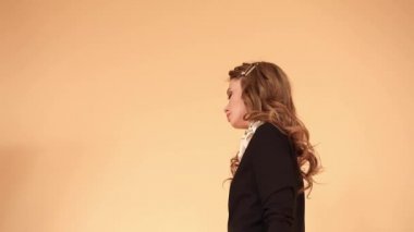 Şık siyah ceket dans ve gülümseyen mutlu model.