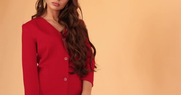 Gorgeous brunett i sexiga röda klänning dansa i studion. — Stockvideo