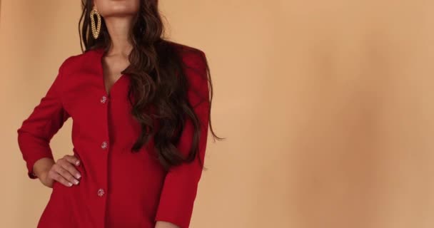 Hinreißende Brünette in sexy rotem Kleid tanzt im Studio. — Stockvideo