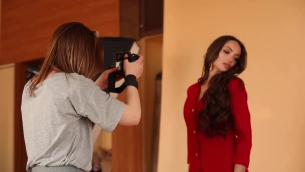 Fotograf skytte sexig modell i röd kostym i studion — Stockvideo