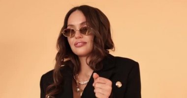 Profesyonel genç model izole arka planda poz