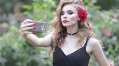 Bahçede şehvetli elbise yapma selfie saç modeli ile muhteşem Kafkas kız.