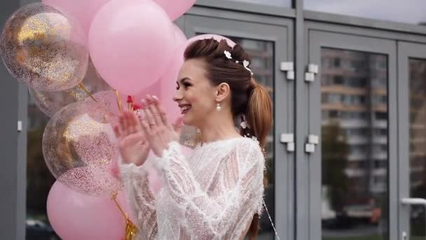 Gyönyörű hölgyek rózsaszín és fehér ruhát kész Party. — Stock videók