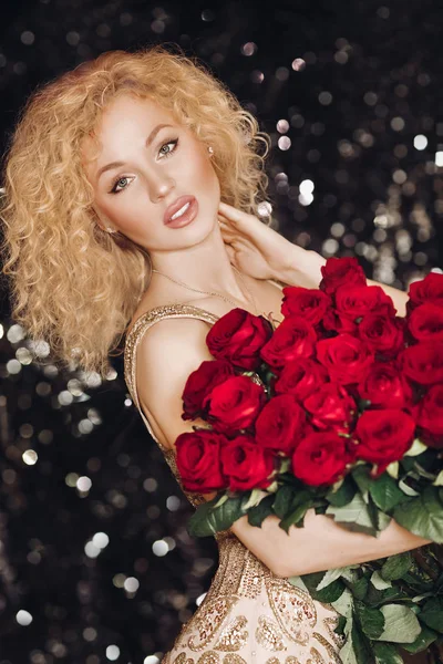 Perfetta signora mozzafiato con mazzo di rose rosse . — Foto Stock