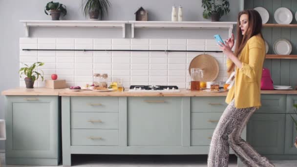 Signora in ritardo che corre in cucina al lavoro al mattino — Video Stock