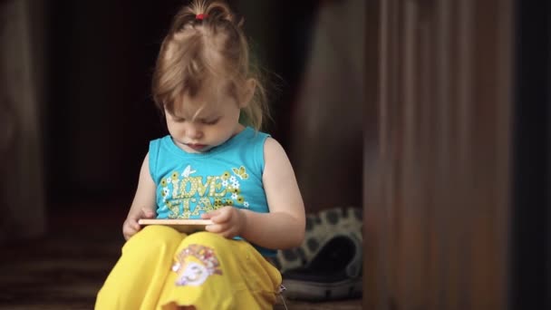 Menina linda bonito na perspectiva de verão falando no telefone móvel . — Vídeo de Stock