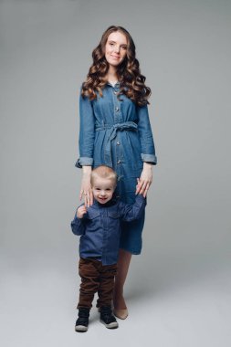 Gülüyor oğul ve gülümseyen anne içinde stüdyo.