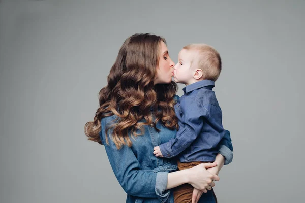 Lachend zoon en lachende moeder in Studio. — Stockfoto