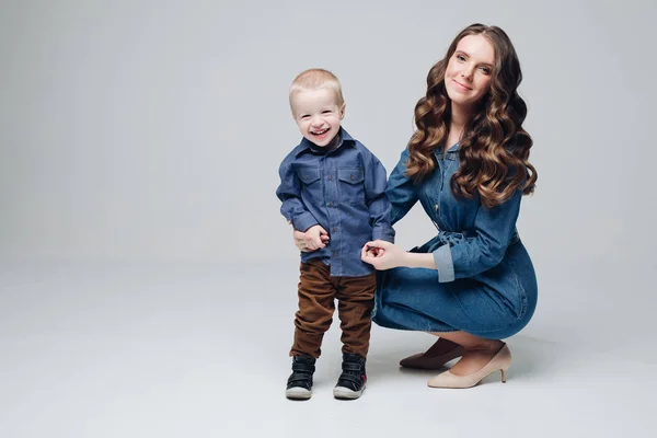 Skrattande son och leende mamma i studion. — Stockfoto