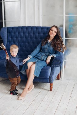 Oğlu yatakta ile Loving güzel anne.