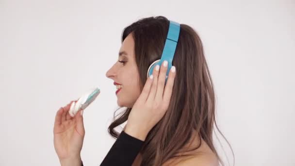 Happy young girl in big headphones listening to music. — Stock Video