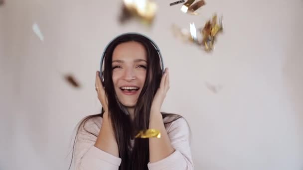 Pozitivní brunetka naslouchající hudbě. — Stock video