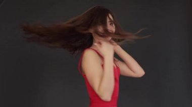 Seksi kadın dönen ve siyah izole arka plan üzerinde dans