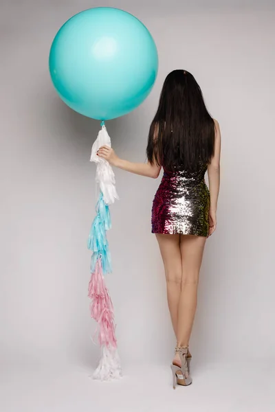优雅的黑发女士与闪闪发光的鸡尾酒礼服与气球的长发. — 图库照片