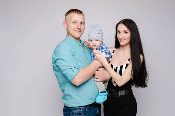 Lycklig ung familj med en söt baby pojke. — Stockfoto