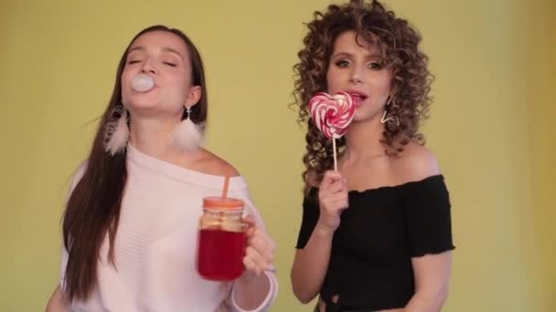 Coole sexy meiden blazen Gum en likken Lollipop. — Stockvideo