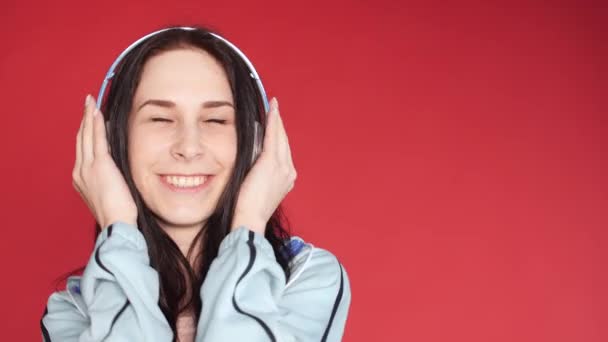 Feliz joven en ropa deportiva escuchando música . — Vídeos de Stock