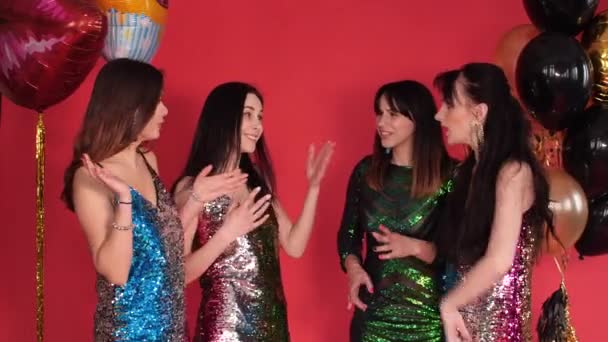 Grupo de mujeres en vestidos hermosos teniendo una conversación y desacuerdo . — Vídeos de Stock