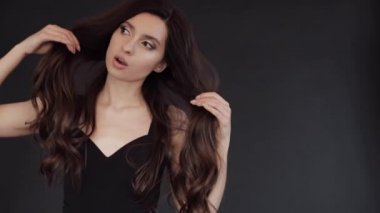 Esmer güzellik salonu sonra parlayan uzun saç zevk