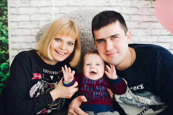 Gelukkige jongen lachend en spelen samen met ouders. — Stockfoto