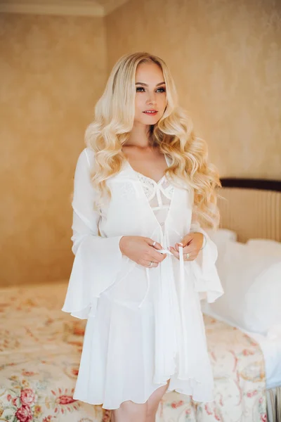 Sexy novia rubia en lencería de encaje blanco desnudándose . —  Fotos de Stock