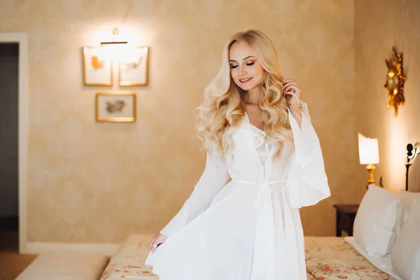 Sposa sexy indossa in lingerie pizzo bianco a interni camera da letto di lusso . — Foto Stock