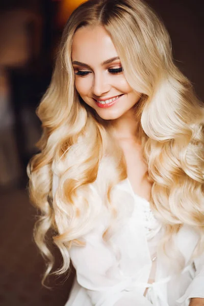 Superbe mariée blonde rêvant et souriant . — Photo