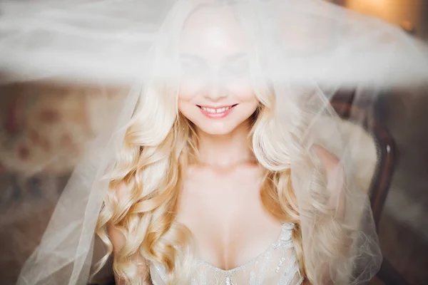 Affascinante sorridente giovane sposa bionda guardando la fotocamera . — Foto Stock