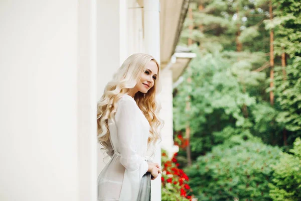 Hinreißende blonde Braut auf dem Balkon und wartet auf ihren Bräutigam. — Stockfoto
