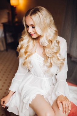 Yatak odasında güzel sarışın gelin, kapalı gözlerle rüya.