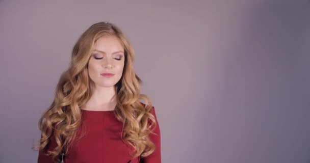 Schöne blonde Dame im Bordo-Kleid bekommt Geburtstagsgeschenke. — Stockvideo