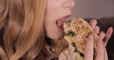 Güzel kadın öğle yemeği ve lezzetli yemek zevk.