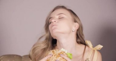 Güzel kadın öğle yemeği ve lezzetli yemek zevk.