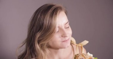 Güzel kadın öğle yemeği ve lezzetli yemek zevk.