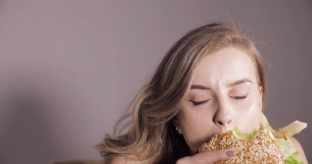 Hermosa mujer almorzando y disfrutando de deliciosa comida . — Vídeos de Stock