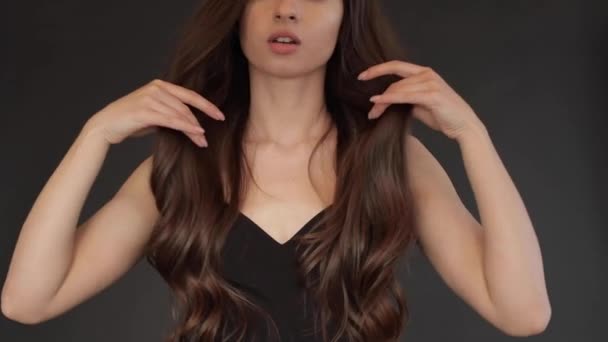 Brunette jouissant de cheveux longs brillants après salon de beauté — Video