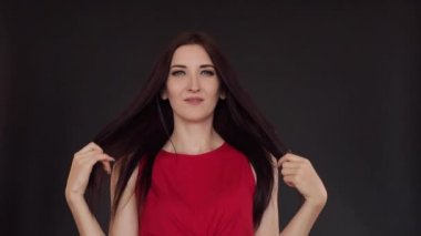 Lüks saçlı muhteşem esmer yavaş hareket.