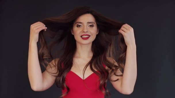 豪華な髪を持つ豪華なブルネットのスローモーション. — ストック動画