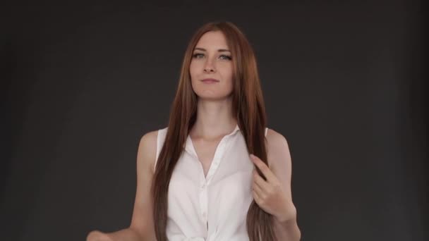 Brünette genießt glänzende lange Haare nach Schönheitssalon — Stockvideo