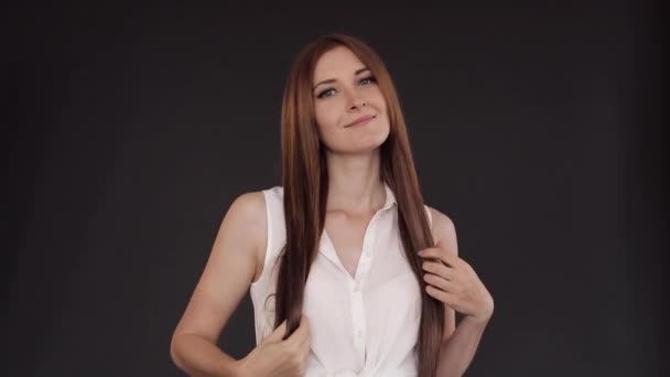 Brünette genießt glänzende lange Haare nach Schönheitssalon — Stockvideo