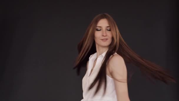 Sexy vrouw twirling en dansen op zwarte geïsoleerde achtergrond — Stockvideo