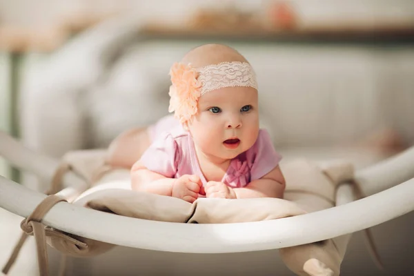 Lieve kleine meid draagt schattige roze kleding — Stockfoto